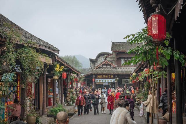 小伙十楼坠落没死，砸毁一台沃尔沃，沃尔沃车主该找谁赔钱？游戏画面